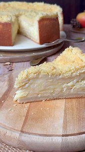 Ich weiß, Apfelkuchen-Rezepte gibt’s hier schon einige… aber dieses hier kann ich euch einfach nicht vorenthalten! 🍎 Der Kuchen ist so unglaublich saftig, cremig und schmeckt richtig intensiv nach Apfel - so, wie ein Apfelkuchen eben schmecken muss. Statt klassischem Mürbeteig kommt dieses Mal ein Quark-Öl-Teig zum Einsatz, der einfach perfekt mit der cremigen Apfel-Pudding-Schmand-Füllung harmoniert. Und natürlich dürfen buttrige Streusel obendrauf nicht fehlen. Sie machen den Kuchen einfach k