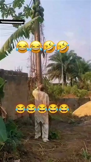 фанний on Instagram: "日本利用压电瓷砖将脚步转化为电能。这些瓷砖捕捉来自你脚步的动能。当你行走时，你的重量和动作会对瓷砖产生压力。瓷砖会轻微弯曲，从而产生机械应力。瓷砖内部的压电材料将这种应力转化为电能。每一步都会产生少量电荷，而数百万步结合在一起就能产生足够的电力来驱动LED灯、数字显示屏和传感器。在像涩谷车站这样繁忙的地方，每天大约有240万个脚步为这一系统作出贡献。 这些电能可以被储存或立即使用，从而减少对传统电力来源的依赖，并支持可持续的城市基础设施。 这种方法将日常运动转化为实用的可再生能源 #日本#知识# 事实 #你知道吗 #推荐 #科技#创新 #历史 #技术 #实验 #热门"