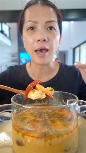 Alissa Nguyen Won on Instagram: "TOM YUM SOUP Comment SHOP below to receive a DM with the link to this post on my LTK ⬇ https://liketk.it/5wJQD INGREDIENTS 2 stalks of lemongrass 5 kaffir lime leaves 5 slices of galangal 1 shallot 3 cups of chicken stock/ chicken broth 1 can of straw mushrooms 6 large shrimp (head on shell on prefereed) 1 TBSP fish sauce 1 TBSP thai chili paste ½ cup evaporated milk Lime juice Chopped cilantro 2 thai chili peppers 1. Prepare your aromatics - Lemongrass: peel the