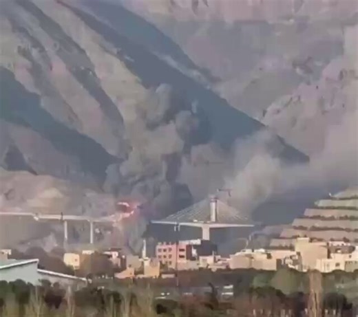 🛑 A US-made GBU-31/BLU-109 JDAM bunker buster guided aerial bomb is seen moments before impacting the B1 Bridge linking Tehran with northern parts of Iran during airstrikes targeting the construction earlier on Thursday.