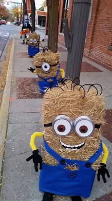 MINION SCARECROWS...made out of straw bales! SO creative...love it!! What do you think? See how here more awesome Fall & Halloween DIY: http://myincrediblerecipes.com/amazing-halloween-fall-ideas-you-will-adore/ | Incredible Recipes