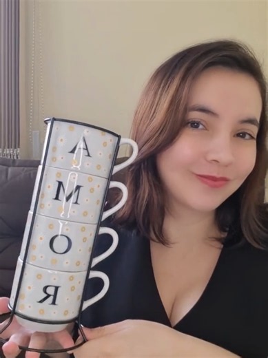 @RF Decorações ❤️ O presente perfeito para o Dia dos Namorados existe e eu posso provar! ☕ Esse kit com 4 canecas de porcelana forma a palavra AMOR e ainda vem com um lindo suporte para decorar o cantinho do café. Um presente que une beleza, utilidade e significado em cada detalhe. As estampas delicadas e as frases especiais tornam esse conjunto uma lembrança que será usada todos os dias por quem você ama. ✨ Surpreenda neste Dia dos Namorados com um presente criativo, elegante e cheio de carinho