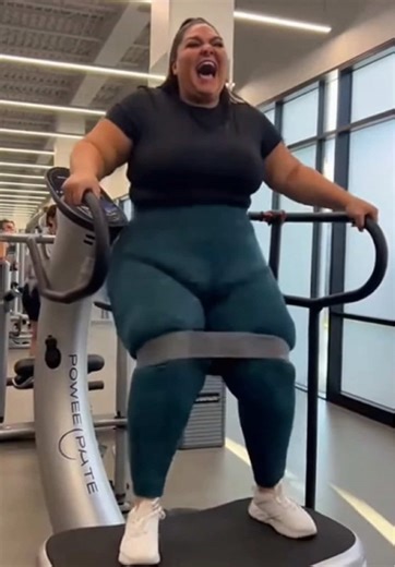 A woman makes first impression of the Power Plate. 🔥🔥🤪😁 Would you try this one ☝🏼?🤔