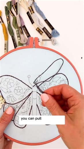 Quick tutorial - here’s how I start and prep my threads ✨ Is this how you do it - or did this help you? Tell me in the comments 👇🏻☺️ There are different ways of doing this, and I try to keep it simple! I’d love to hear what you think? Recap: 1 - KNOT: Tie a knot in one end of your thread. 2 - SEPARATE: Use your fingers to separate then smooth out the threads. 3 - THREAD NEEDLE: Snip your thread, hold the end firmly in your fingers, then push the eye of the needle down over the threads. 4 - STA