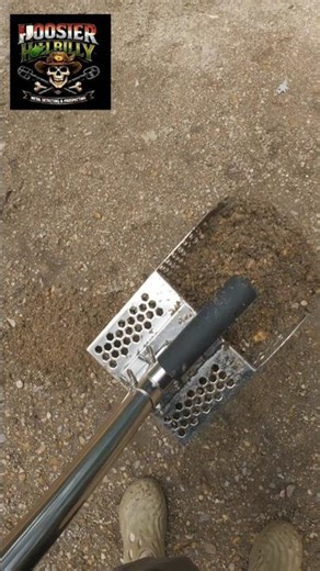 Detecting in creek bed with Minelab Vanquish 540 uncovers a lost cellphone! #metaldetecting