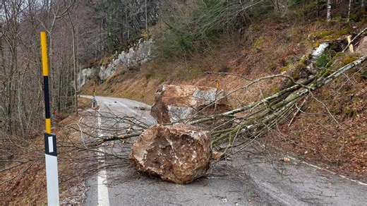 Fels stürzt am helllichten Tag auf Alpenstraße: Route zu Touristen-Geheimtipp in Italien gesperrt
