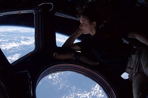 Astronaut watches the Earth from an ISS porthole: perfect cover for a nonexistent sf novel