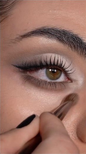 Eye makeup tutorial for biggner #makeup #beginnerfriendlymakeupforblackwomen #everydaymakeupforblack