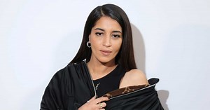 PHOTOS Leila Bekhti : avec son make-up nude ultra glamour, elle éblouit le défilé Louis Vuitton