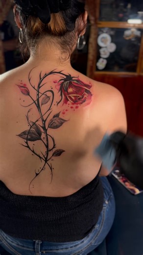 Está pequeña Rosa la terminamos en una sesión, agenda tu cita puedes dejarme un comentario con la palabra tattoo para mandarte información sobre cotización de algún tatuaje, o bien. Puedes enviarme un WhatsApp 52 56 2049 0311 #adictosalatinta | Booster Tattoos
