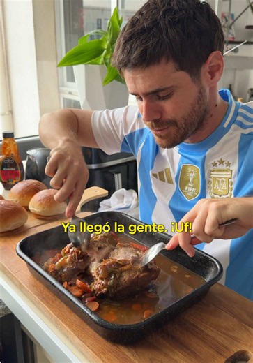 Esta receta es para vos que estás en Semi del Mundial 🇦🇷❤️ Sandwich de bondiola braseada al horno Ingredientes - 1 bondiola de cerdo (2 a 2,5 kg) - Pan a elección - 2 cebollas - 1 morrón rojo - 2 zanahorias - Sal y pimienta - Salsa barbacoa @casalta.oficial - Cerveza negra o rubia - Caldo o agua, cantidad necesaria Procedimiento - Sellá la bondiola en una olla con un poco de aceite, dorándola por todos sus lados. Retirala y reservá. - En la misma olla agregá las cebollas cortadas en pluma, el 