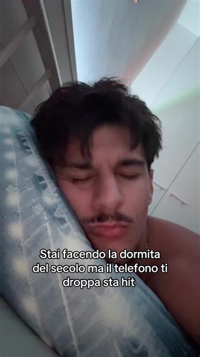 #dormire #like #viral #telefono #perteeee ma Dio insaccato | phone tapped on ceiling