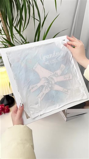 🌸Celebrate your bond with the Mother Hand Flower Shadow box – a timeless keepsake made just for her. 🎨 4 Frame Colours 🏽 5 Skin Tones Available 🌺 20 Flower Shades ✍️ Custom Text & Name Tag the mom who would treasure this 💝👇