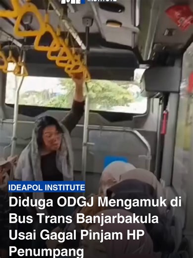 Detik-detik seorang wanita mengamuk di dalam Bus Trans Banjarbakula terekam kamera warga. Kejadian bermula saat wanita yang diduga mengalami gangguan jiwa ini mencoba meminjam ponsel salah satu penumpang, namun emosinya meledak setelah permintaannya ditolak. Menurut keterangan saksi di lokasi, wanita tersebut memang sering berulah di transportasi umum. #ViralKalsel #TransBanjarbakula #InfoBanjar #Gambut #KalimantanSelatan #KejadianHariIni #BeritaViral #BusTransBanjar #InfoKalsel #KabupatenBanjar