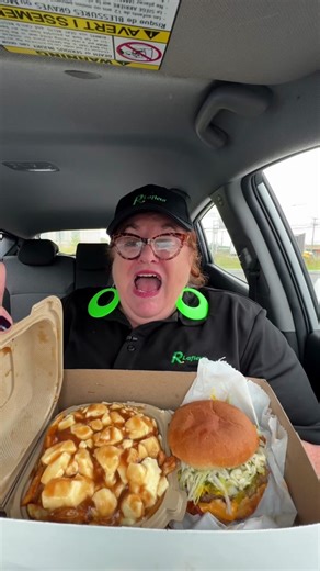 Délicieux Cheeseburger Double et Poutine Après le Shift - Lucie