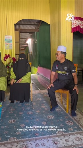 Hari ini saya bersama-sama Encik Mohd Safari Abu, Pengerusi MTD Telemong, Staf PKM ADUN Telemong serta JPKK Durian Bador dan JPKK Padang Setar meluangkan masa untuk bertemu dengan masyarakat di Kampung Padang Setar. Sambil bertanya khabar akan soal kesihatan buat mereka yang sedang diuji masalah kesihatan, kami juga menyampaikan sedikit sumbangan kepada mereka yang dikunjungi. Semoga kalian semua dikurniakan kesembuhan serta kesihatan tubuh badan oleh Allah S.W.T, Amiin. #ziarah #kebajikan #hulu