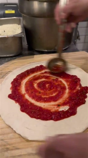 ピザ生地にソースを塗る！簡単なのに激ウマ🍕 #shorts