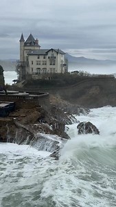 22K views · 3.1K reactions | Biarritz ce soir, et un océan toujours un peu remuant #biarritz #paysbasque #cotebasque #sudouest #vagues #euskalherria #pyrenees | Marco Urrutia Photographie | Facebook