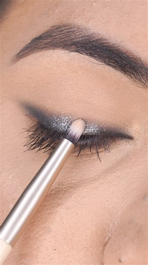 Simran Kaur | Beauty on Instagram: "Black and silver smokey liner tutorial 懶 One of the most beautiful colour combos!! This look can go with almost allllll cool tone colours懶 Used: @pixibeauty endless silky pen in black noir @flowerknows_global little angel palette @morphebrushes brushes Let me know what you think of this look懶 #wakeupandmakeup #eyeliner #eyemakeup #makeuptutorial Eye makeup tutorial, eyeliner, smokey eye, makeup video, step by step makeup, hooded eye makeup"