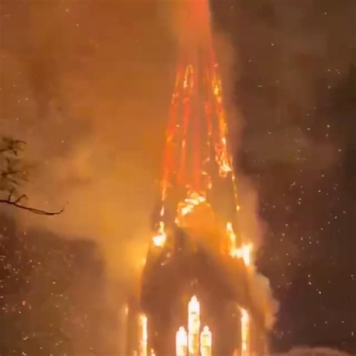 В Амстердаме 150-летняя церковь сгорела в новогоднюю ночь Как сообщает NL Times, сильный пожар уничтожил 150-летнее здание церкви Вонделкерк, расположенной в центре Амстердама. По информации портала, возгорание возникло около часа ночи, огонь быстро охватил весь храм. Причины пожара пока не установлены. Мэр Амстердама Фемке Халсема заявила, что пожар оказался крайне интенсивным и разрушительным для памятника архитектуры. Однако, по ее словам, первоочередной задачей стало обеспечение безопасности