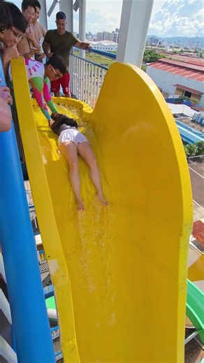 HER FIRST TIME ON THE 75 FOOT DROP BODY SLIDE 🛝 #foryoupage #WaterWorldCebu #waterslides #waterpark
