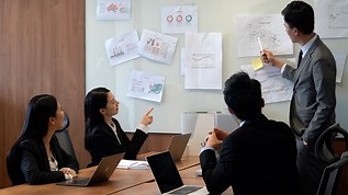 办公室里开会讨论