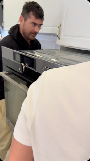 45K views · 8.9K reactions | Nici cuptoarele nu mai sunt ce au fost. Sa vedeti cum fac eu friptura wireless si cum filmez eu paine direct din cuptor. Sa ma vezi ce mancare hi tech gatesv de acum inainte. | Gabriela Cristea | Facebook