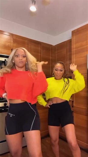 Tag your bestie 💖💖 Dc: @sirestodance Song: Throw it Artist: @spiffythegoatnojoke #mondaymotivation #mondaymood #fyp #dancechallenge #throwit #sisters #spring