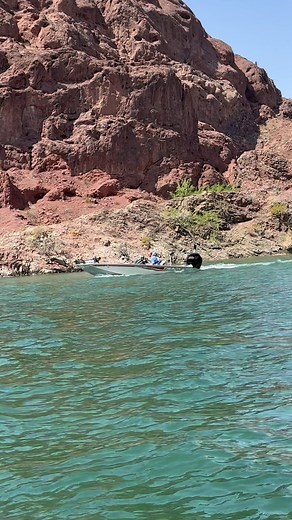 Boating Topock Gorge AZ 🇺🇸 @havasucustomboats #havasucustomboats #topock #topockgorge #topockarizona #topock66style #rivertrips #rivercrew #riverkrew #riverseason #riverseason2025 #summervibes #summertime #summer #lifestyle #lifestyleblogger #boating #boatinglifestyle #boatingseason #boatinglife | Havasu Custom Boats