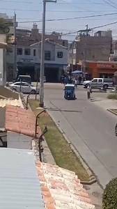 🛑#ICA | DENUNCIAN FUERTE PELEA EN SAN ISIDRO Un morador de la zona reporta un violento altercado entre dos autos, una mototaxi y un taxi, ocurrido en la intersección de la Av. San Martín con la Calle Amapolas. Según el testimonio, el conductor de la mototaxi habría cerrado el paso al taxi, lo que desencadenó una discusión. Ambos conductores bajaron de sus vehículos y comenzaron a gritarse en plena vía. En un momento de tensión, el conductor de la mototaxi habría tomado una piedra y rompió el pa