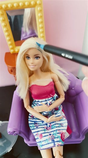 Painting Barbie’s hair with watercolor paint marker #dolls #barbies #diybarbie #toys