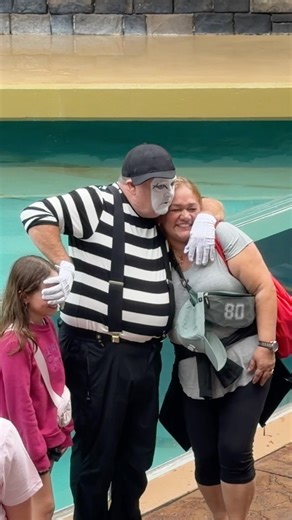 Cute and unexpected end 😂 Tom the mime SeaWorld Orlando #seaworldmime #funny #comedy #fun #viral