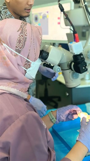 Yaumil Qorisa on Instagram: "FLACS (Femtosecond Laser-Assisted Cataract Surgery) enhances precision in cataract surgery by automating key steps like corneal incisions, capsulotomy, and lens fragmentation. It offers better wound architecture, reduced phaco energy, and faster visual recovery-redefining safety and consistency in cataract outcomes. This exclusive FLACS workhsop experience is FREE for all ASSET WS participant! Book your seat now!"