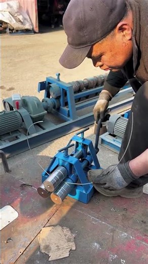 The hand-cranked wire bending machine works incredibly well#youtubeshorts