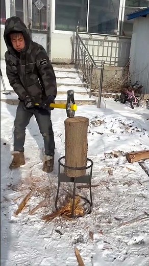 🔥 DIY Wood Splitter in Action – One Swing, Perfect Kindling!