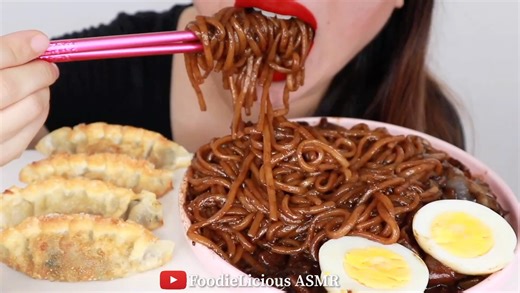 【Foodielicious】炸酱面、水煮蛋和煎饺吃播｜只有咀嚼
