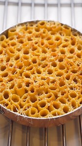 Mai fatti i maccheroni alla Rossini, un piatto ideato dal famoso compositore circa 160 anni fa. Rossini era un grande amante della cucina con molte ricette a lui dedicate ancora presenti sui menu dei giorni d’oggi. Questo è un piatto che agli occhi di oggi è bizzarro ma aveva il suo senso all’epoca e rimane comunque valido per quando si vuole osare 😁 | Danilo Cortellini