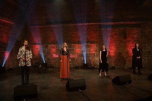 Whooah! Na co-sheirm an seo 👏 Òrain eireachdail bhon sgioba seo air #NaTrads. Big songs and harmonies coming to the Trad Awards tomorrow night from Hannah Rarity, Claire Hastings, Robyn Stapleton & Catriona Watt with Anna Massie. BBC ALBA at 9pm - you don't want to miss it! #Gàidhlig | BEEZR Studios