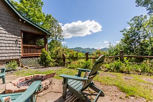 The Hilltop in Bryson City 🌸 Smoky Mountain Paradise www.greatsmokyscabinrentals.com/thehilltopofbrysoncity | Great Smokys Cabin Rentals