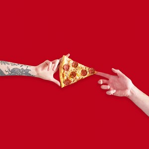 Hos oss får du alltid stor Ham & Pepperoni til bare 178kr, en bestselger og evig favoritt🍕🎉 Gjelder på takeout og levering.⁠ God helg folkens! | Peppes Pizza