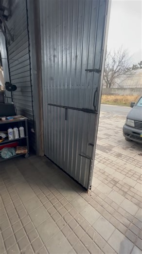СТО Big Garage | Автосервіс Київ Дарниця 🏎️ on Instagram: "Решили вопрос со щелями в воротах на СТО, чтобы не задувало с улицы и внутри помещения сохранялось зимой тепло для удобной работы наших механиков"