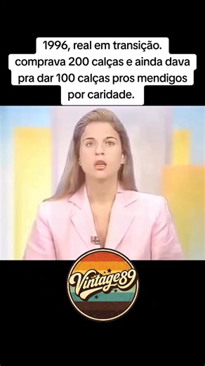 Em 1996, o poder de compra do brasileiro vivia um momento de transição importante após a implantação do Plano Real. ✨ Com a inflação mais controlada, o dinheiro finalmente passou a ter mais estabilidade, permitindo que as pessoas conseguissem planejar melhor suas compras e o orçamento do mês. Mesmo assim, o salário ainda era limitado e exigia bastante organização para dar conta de tudo. Produtos básicos começaram a ficar mais previsíveis nos preços, e a sensação de “correr para gastar antes que