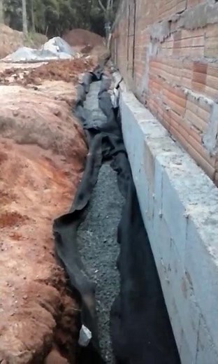 drenagem com tubo corrugado e manta geotêxtil.
