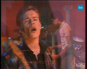 🤩 UB40 🤩 En 1980, le mythique groupe britannique de reggae interprète le morceau "The earth dies screaming" sur le plateau du "Collaro Show". Les artistes sont impertubables face aux pitretries des animateurs qui jouent aux faux musiciens pendant leur prestation ! | INA