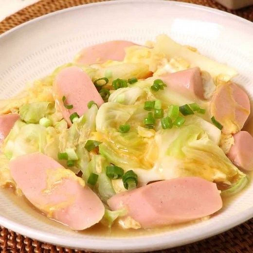 旨味たっぷり♪ 魚肉ソーセージとキャベツの卵とじのレシピ動画・作り方 | デリッシュキッチン