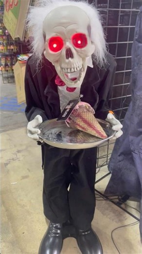Halloween Alley 2025 Skeleton Buttler Animated Prop!! 💀