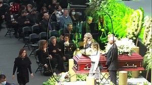 Incómodo momento entre Mara Patricia y novia de Vicente Fernández, Doña Cuquita mostró preferencia por Mara Patricia. Más videos en https://aztecaamerica.com/ | Azteca America