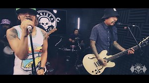 The Chongkeys Music Performs "Diksyonaryo" live at Rakista Radio. Lyrics: "Diksyonaryo" ang gumagawa ng tubo ay tubero ang pumapatay ng sunong ay bumbero kapag ang tao'y mahilig maglaba- labandero kapag ang tapo mahilig sa boxing ? boksingero! chorus: salita ka ba o isang pangungusap kasama ka ba sa aming diksyonaryo? sa aming diskyonaryo kapag ang tao'y mahilig sa babae ? babaero kapag ang tao'y mahilig sa lalake -lalakero kapag ang tao'y mahilig mambola ? bolero kapag ang tao'y mahilig uminom 