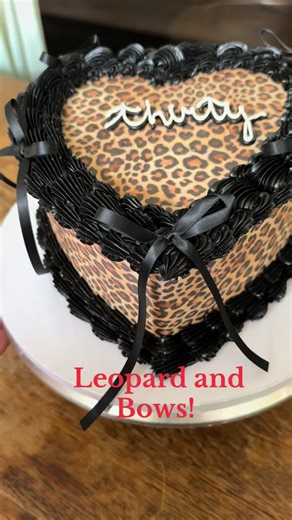 Leopard print, heart cake, super cute and so much fun! We always love the bows on the cakes too ❤️