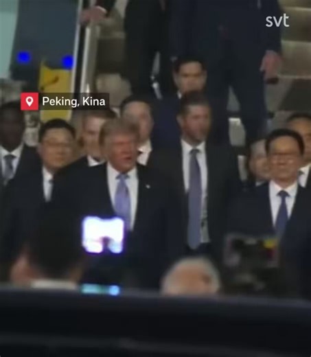 Glöm allt ni lärt er om internationell politik, reglerna skrevs precis om.När landade en president senast med hela Wall Street och Silicon Valley i släptåg? Trump i Peking med Musk, Cook och BlackRock är ren maktprojektion. Media pratar om att Trump är "pressad", men sanningen är att han just tog med sig hela USA:s BNP till förhandlingsbordet.Etablissemanget hoppas väl innerligt att Xi ska ”läxa upp” Trump, medan verkligheten är att Peking precis fick besök av de personer som faktiskt äger infra